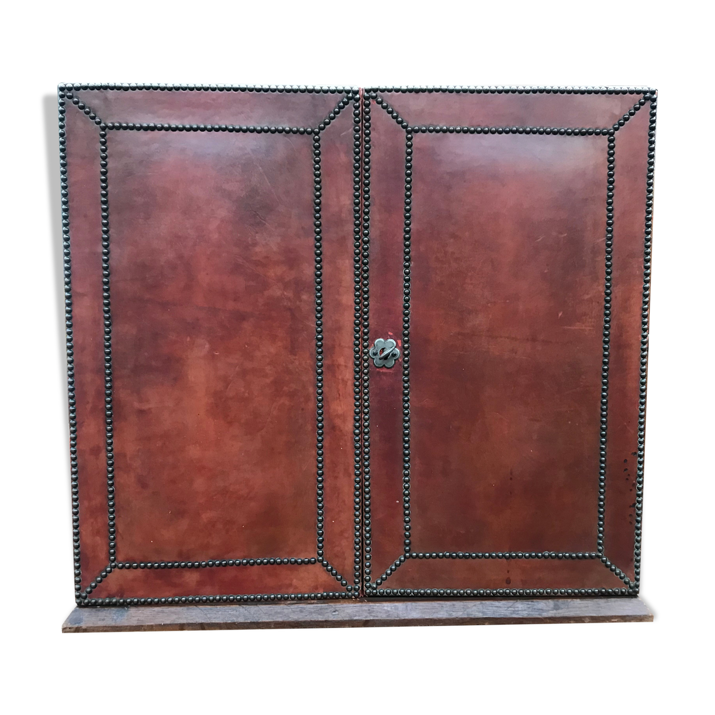 Coffre cloutés en cuir