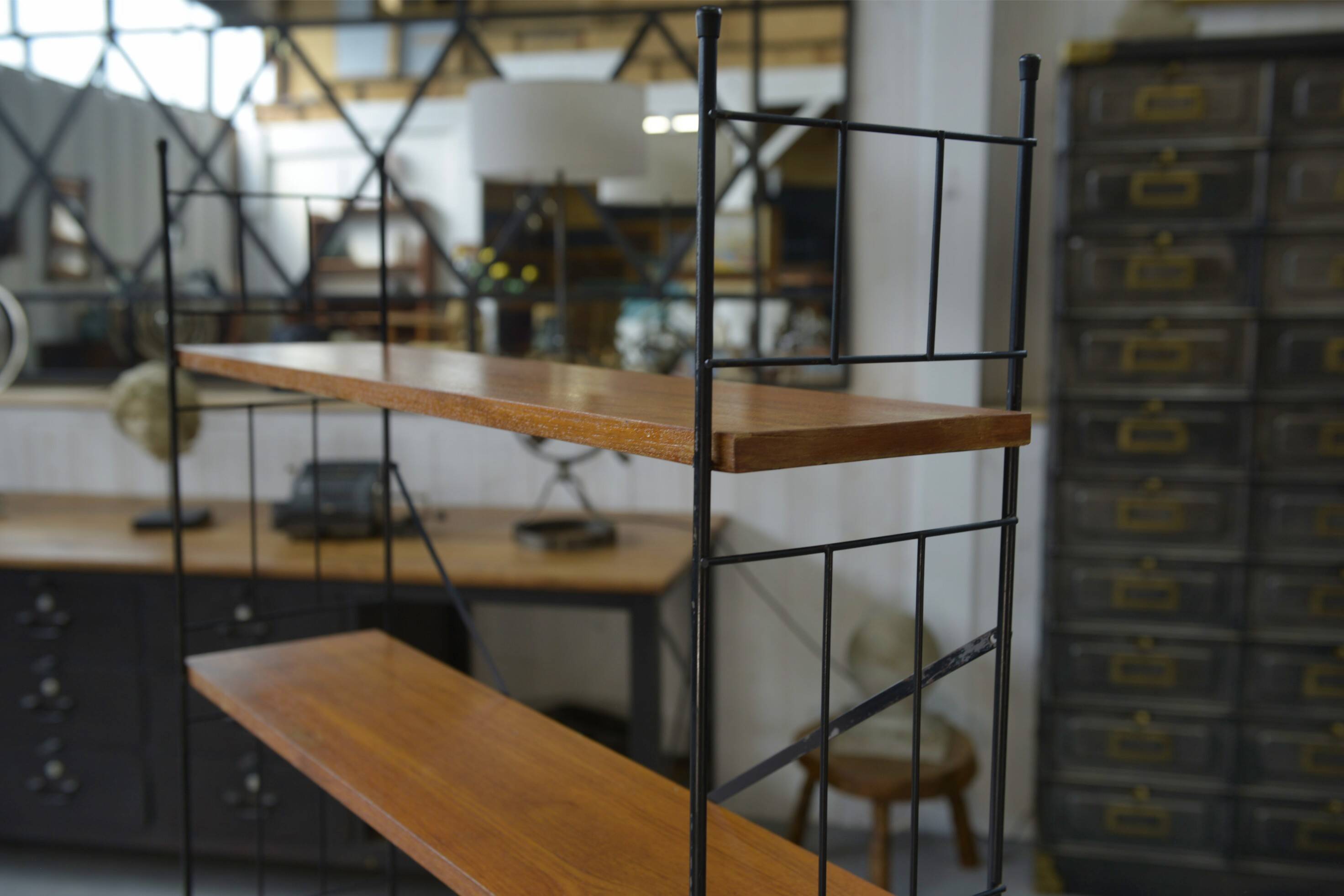 Shelf on legs with 5 teak veneer shelves from 1970.