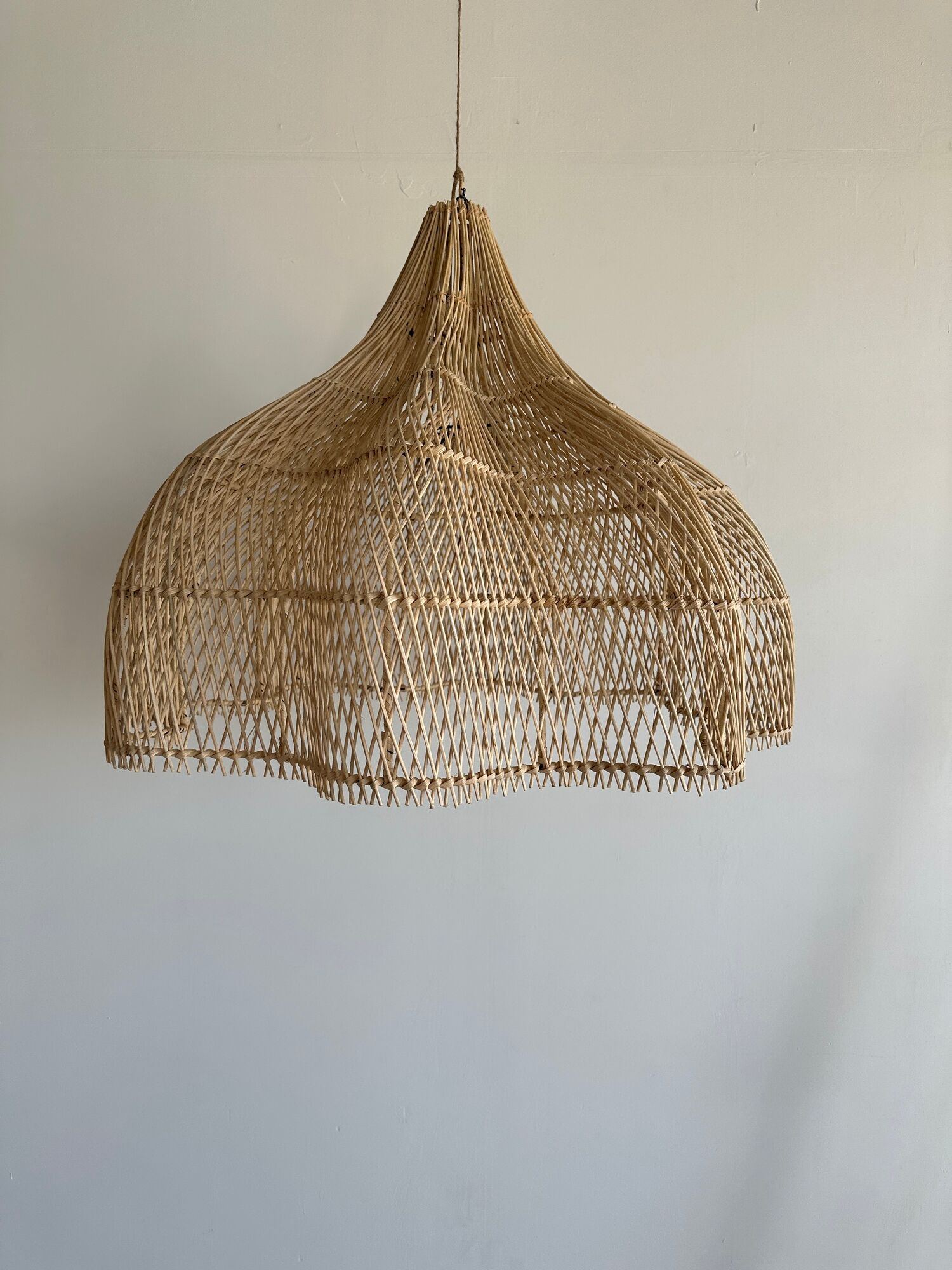 Rattan pendant lamp in the shape of a flower
