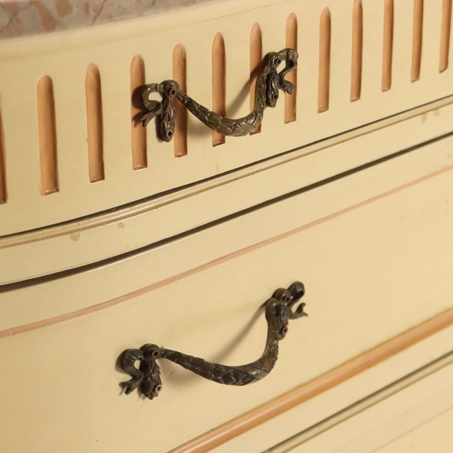 Antique neoclassical commode in lacquered wood from the 1900s.