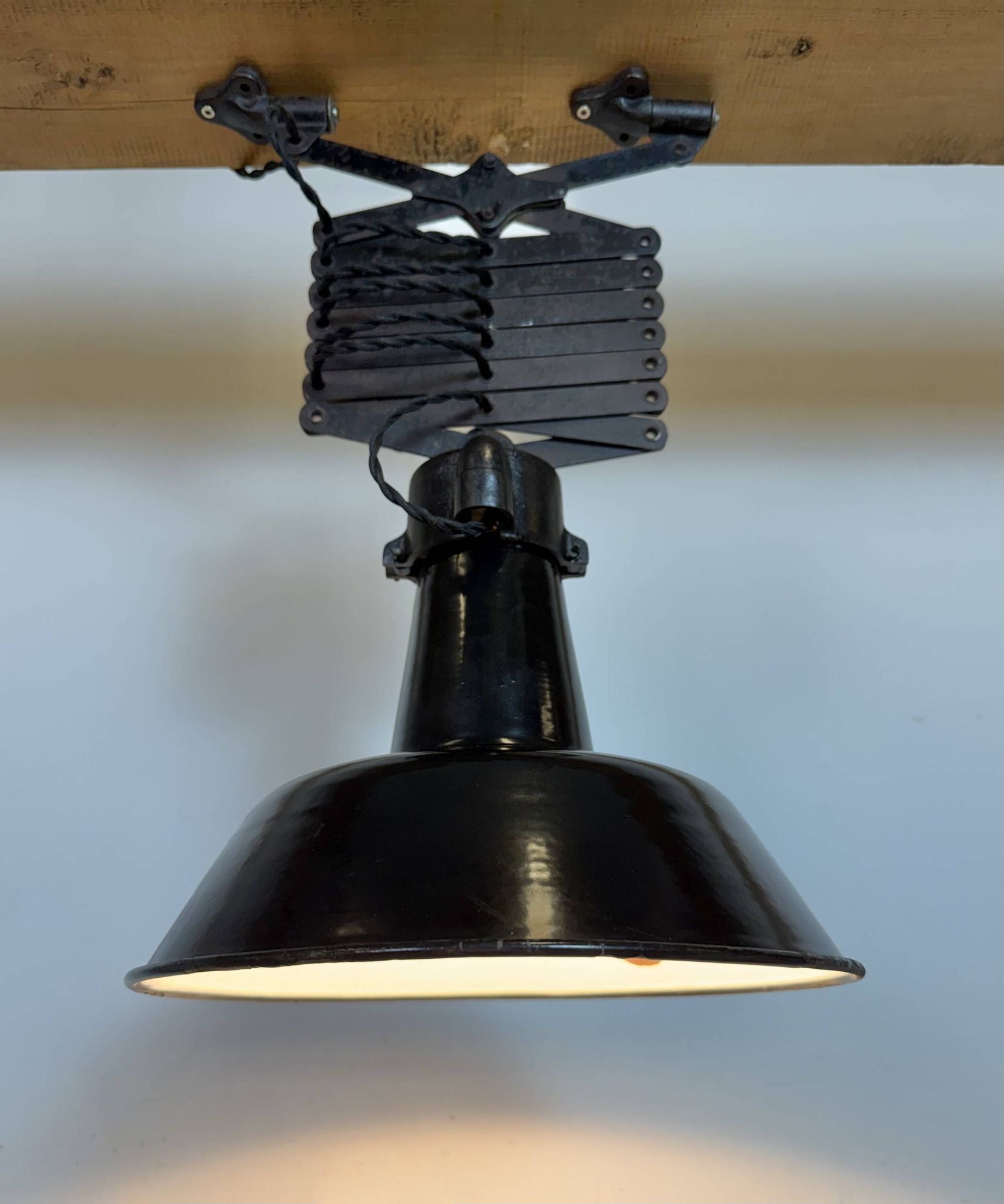 Lampe de plafond industrielle en émail noir à forme de ciseaux, années 1930