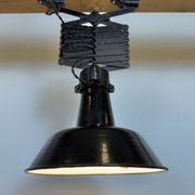 Lampe de plafond industrielle en émail noir à forme de ciseaux, années 1930