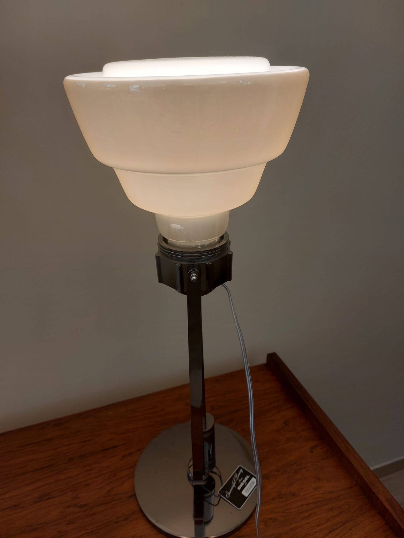 Lampada da tavolo "Glas" in vetro opalino e acciaio cromato
