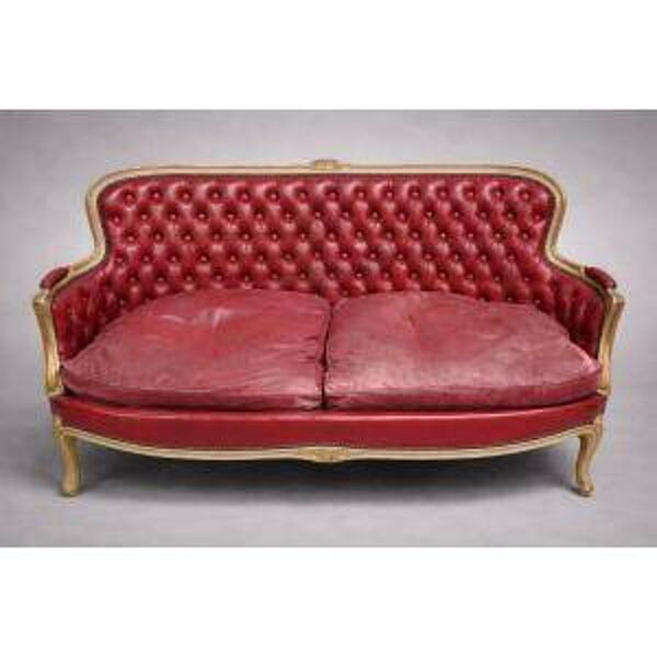 Canapé corbeille style Louis XV à dossier mouvementé, en cuir capitonné