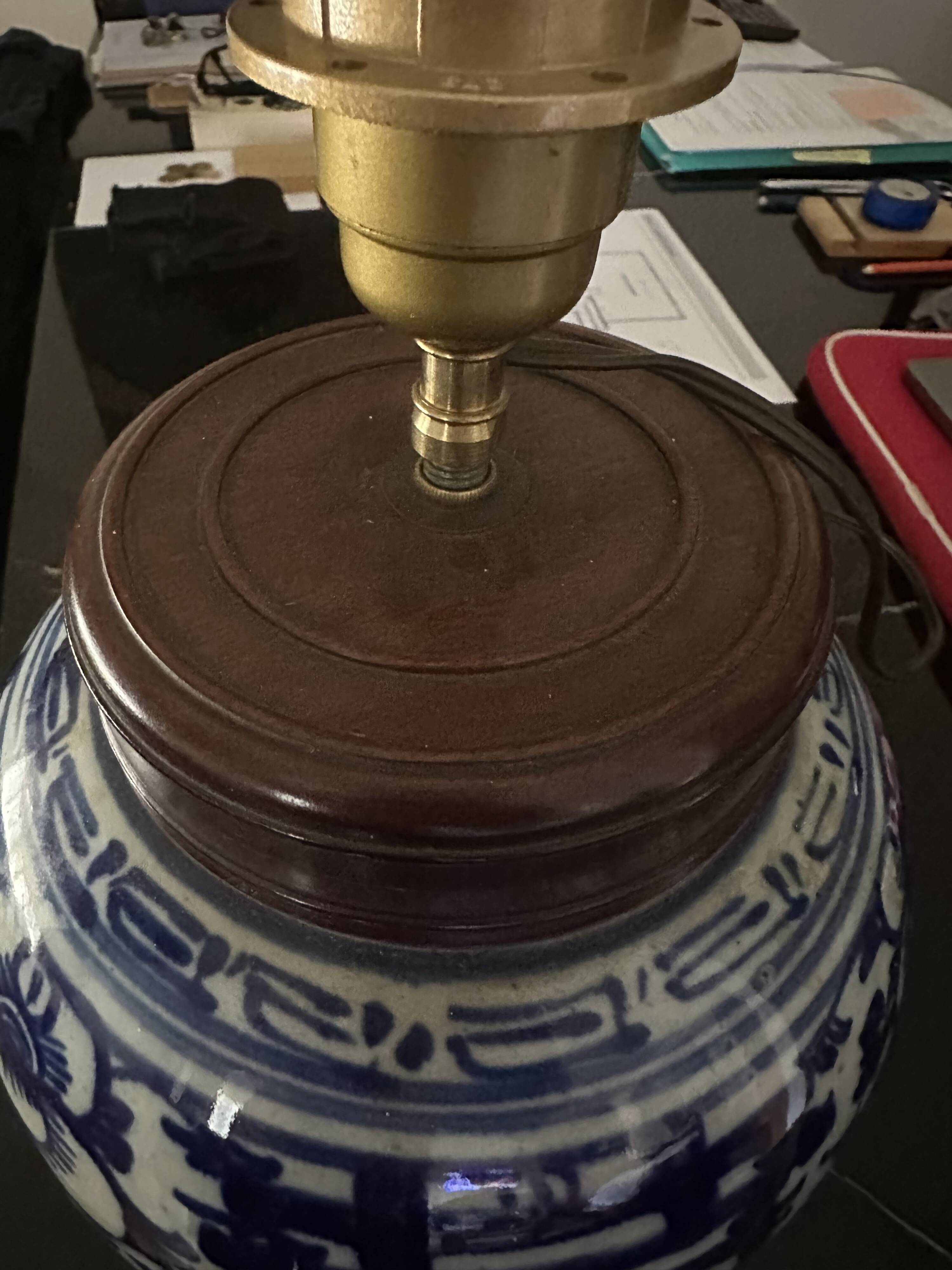 Asian lamp from the early 20th century in blue and white ceramic.