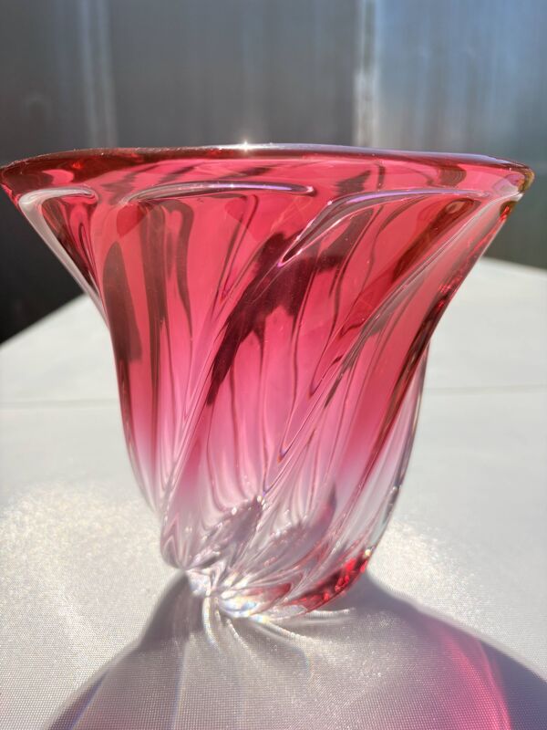 Vase Val Saint Lambert en cristal rose framboise torsadé signé