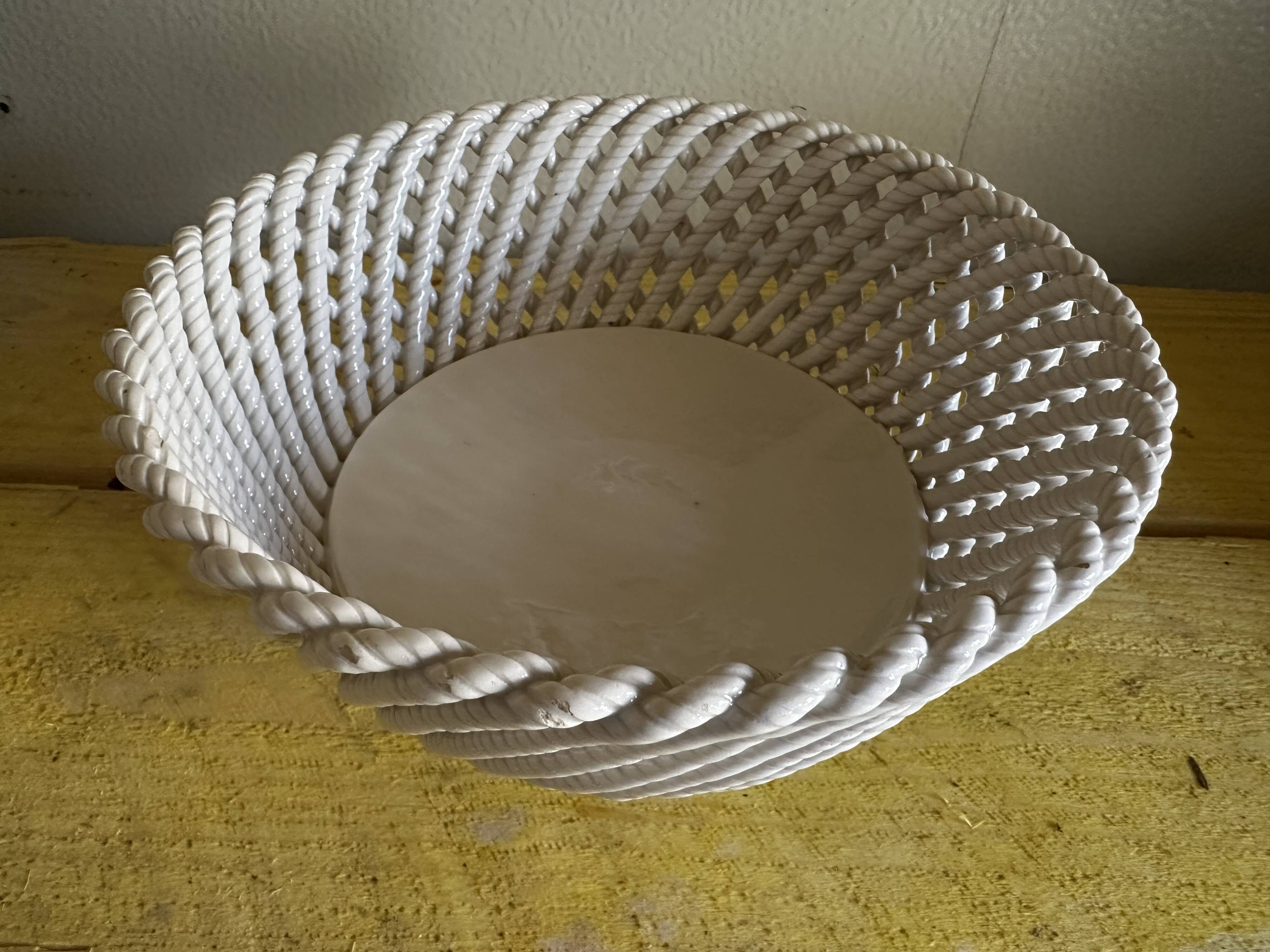 Mid-century woven ceramic basket / empty pocket, diameter 19 cm