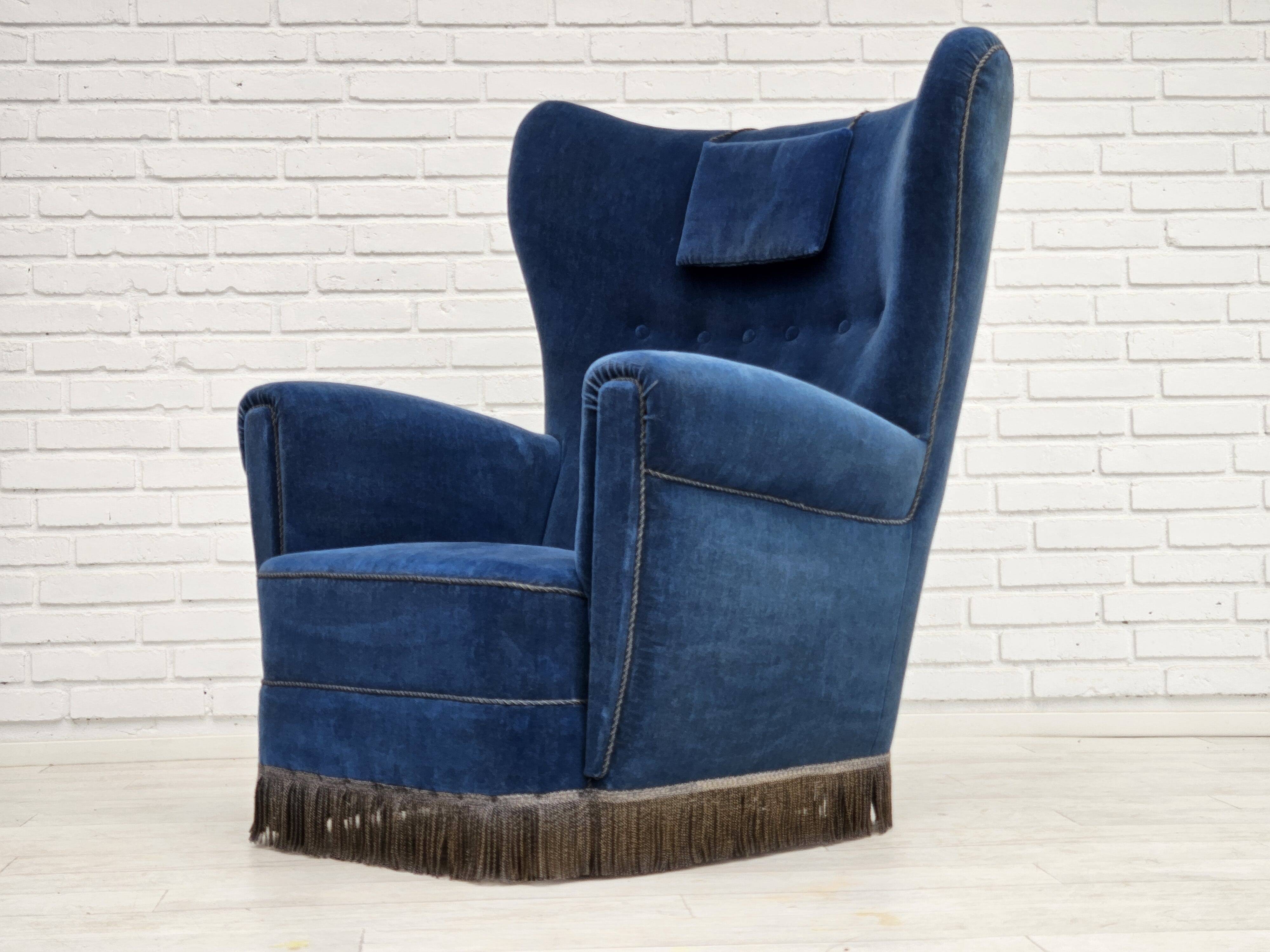 Années 1960, fauteuil relax danois à dossier haut, état d'origine, meuble en velours bleu.