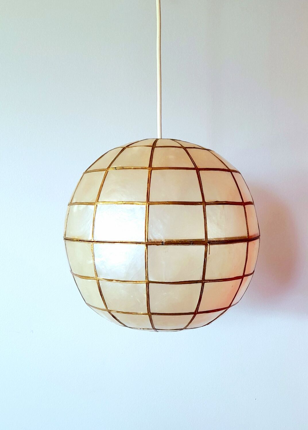 Suspension boule nacre et laiton 70s