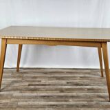 Table à manger des années 1950 en érable avec bord travaillé