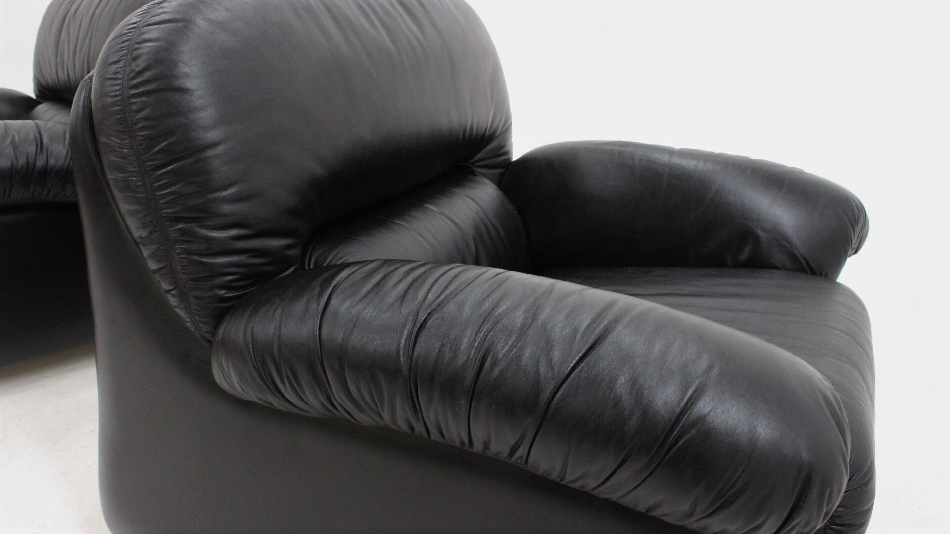 Sormani black leather vintage armchairs 1970s