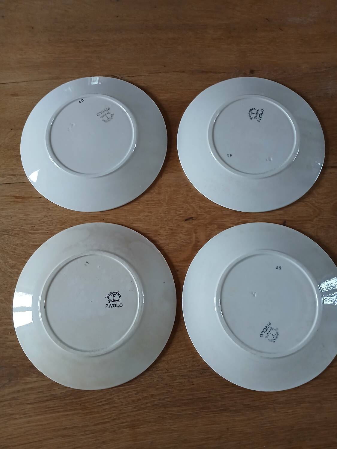 4 assiettes plates anciennes en terre de fer