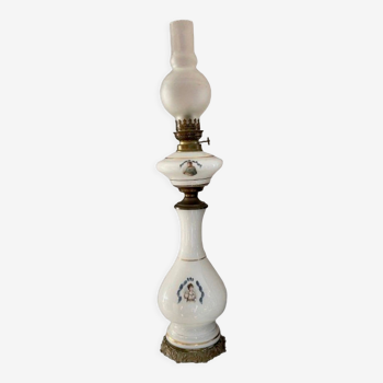Lampe à pétrole en opaline blanche avec les portraits de napoléon bonaparte et joséphine de chaque côté du réservoir