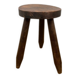 Petit tabouret tripode brutaliste en bois massif