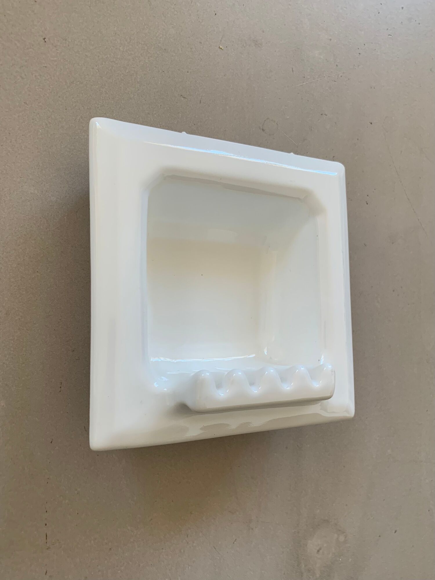 Porte-savon Céramique Leander Axentia - Blanc 10,5x10,5x2cm - Design Rond Avec Relief