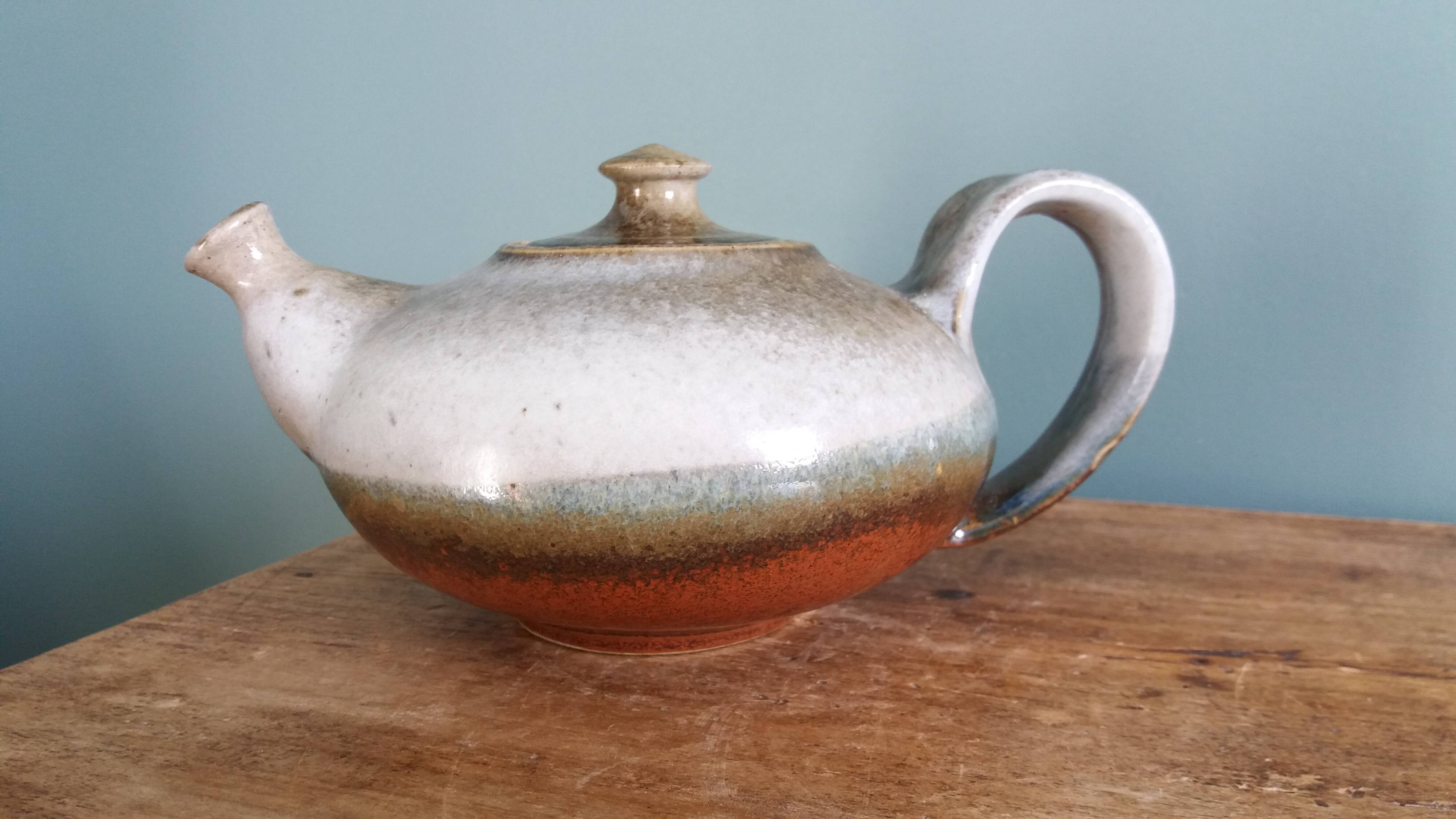 Teapot by Raymond Guibert, Lamoura, Jura, in Puisaye stoneware.