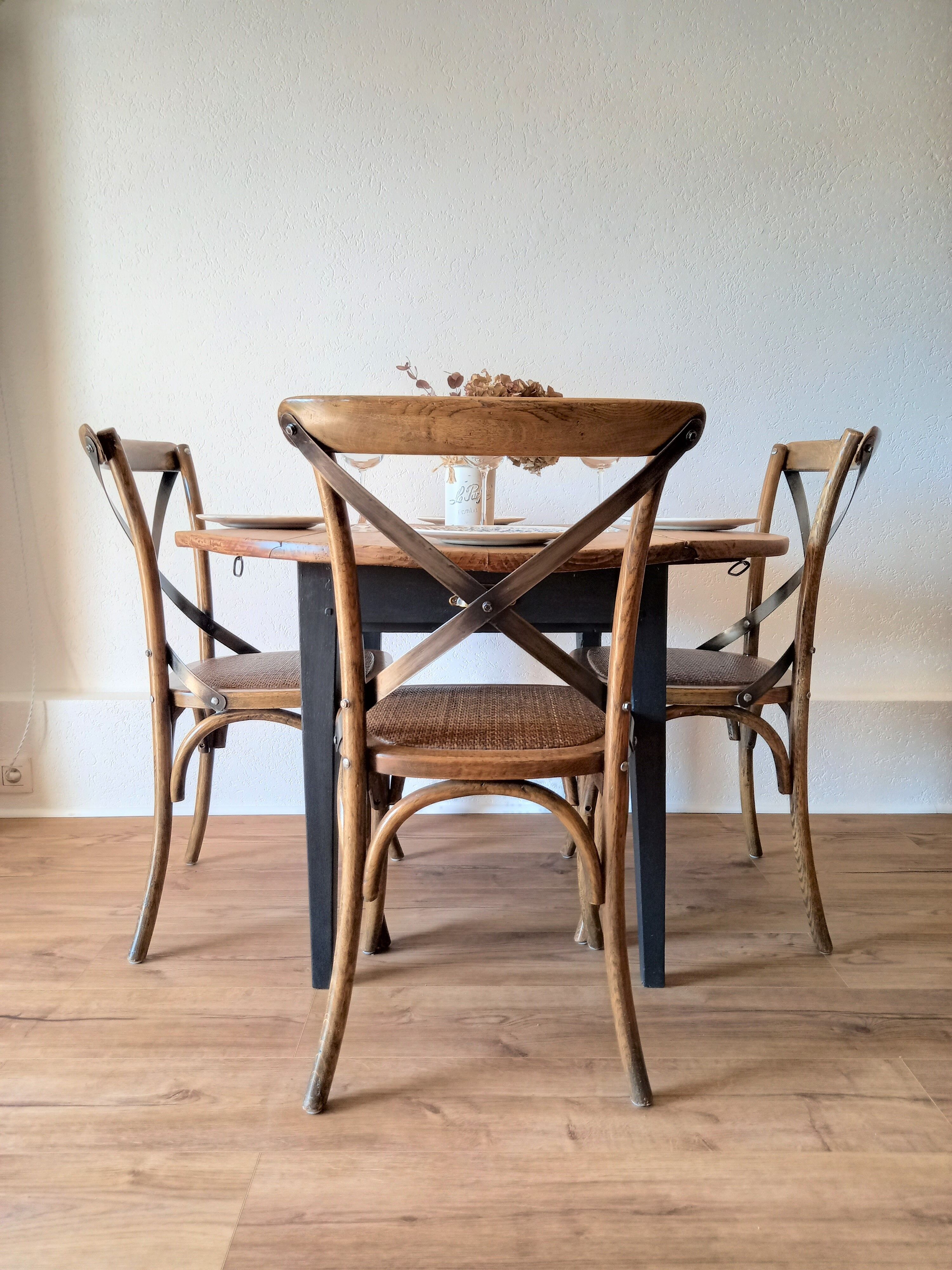 Round table with flaps