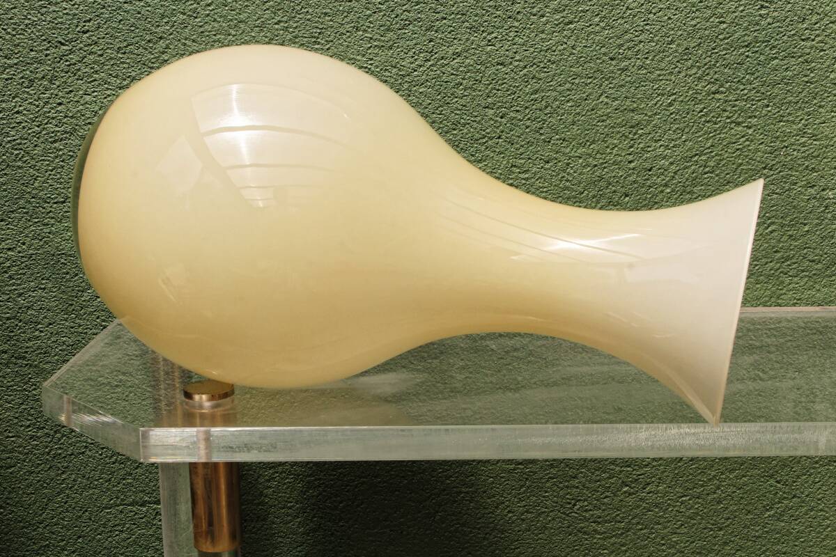 Vase de sol en verre opalin, couleur crème