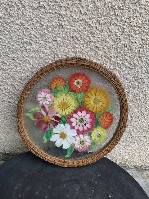 Plateau en verre peint à la main, motif floral et tour en rotin tressé, signé Delbel, vintage