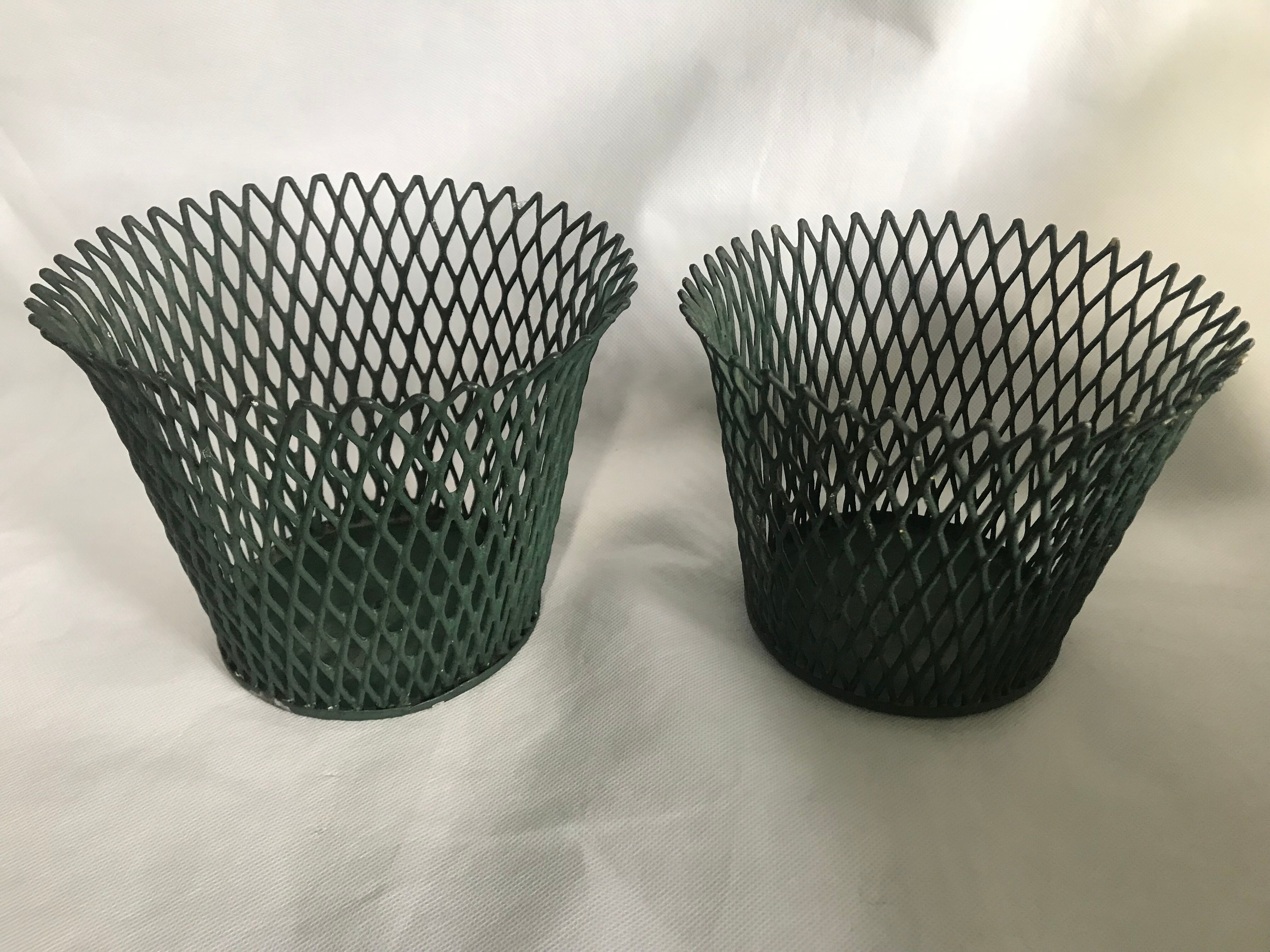 Paire de cache pots en métal vert ajouré par Mathieu Mategot 1950