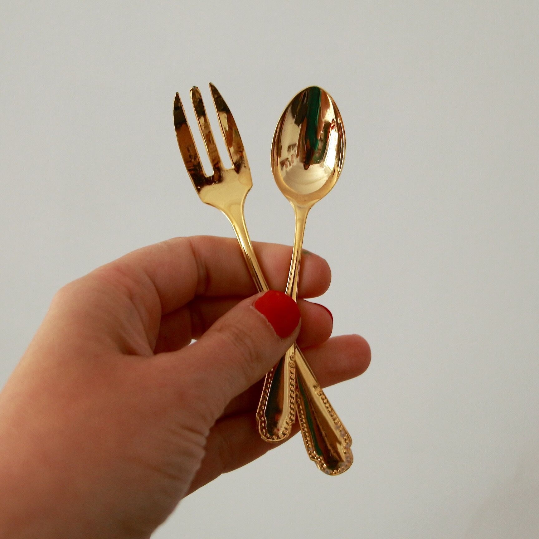 Golden cake cutlery service