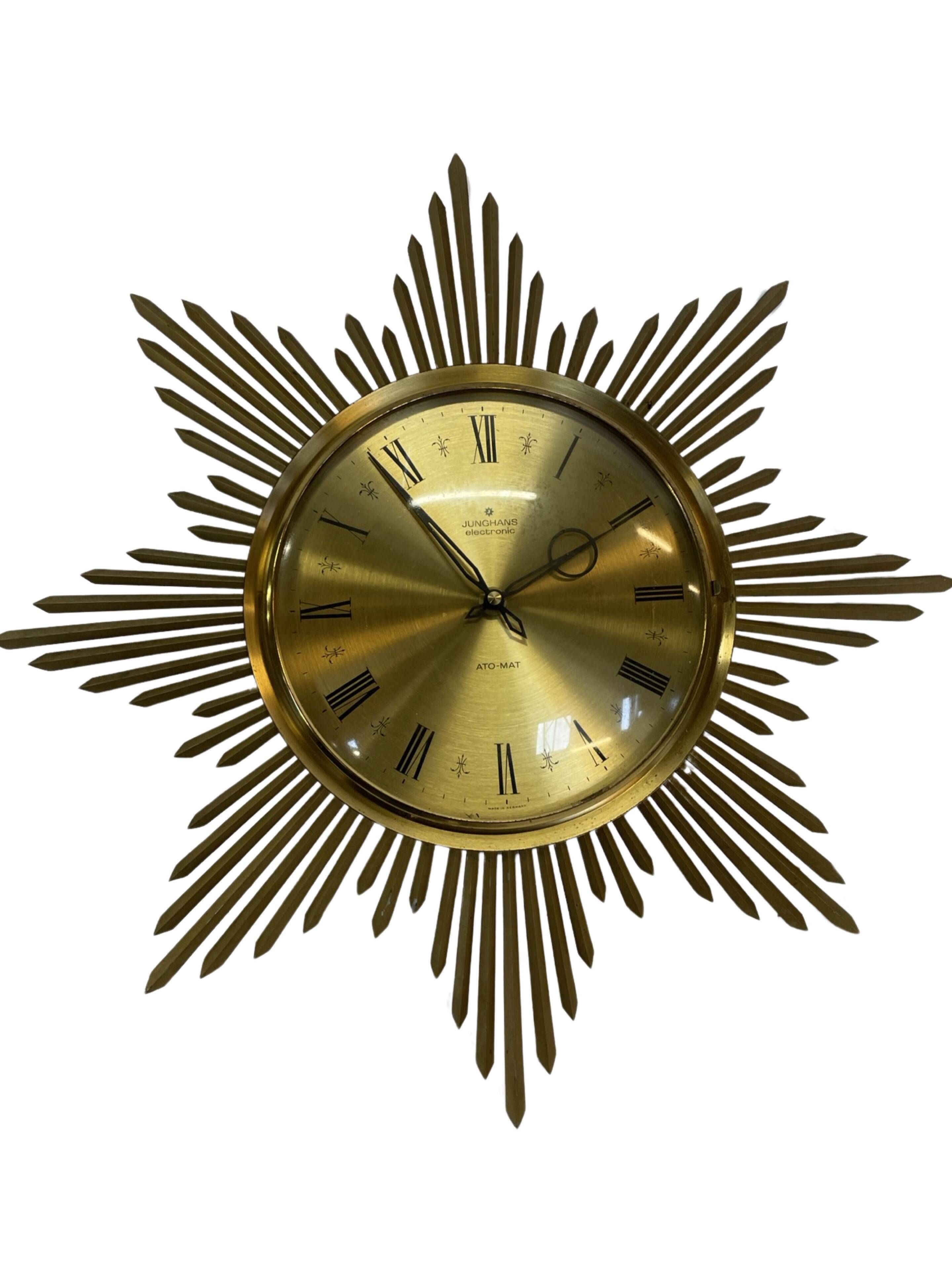Horloge vintage sunburst de couleur dorée, design Junghans des années 1970