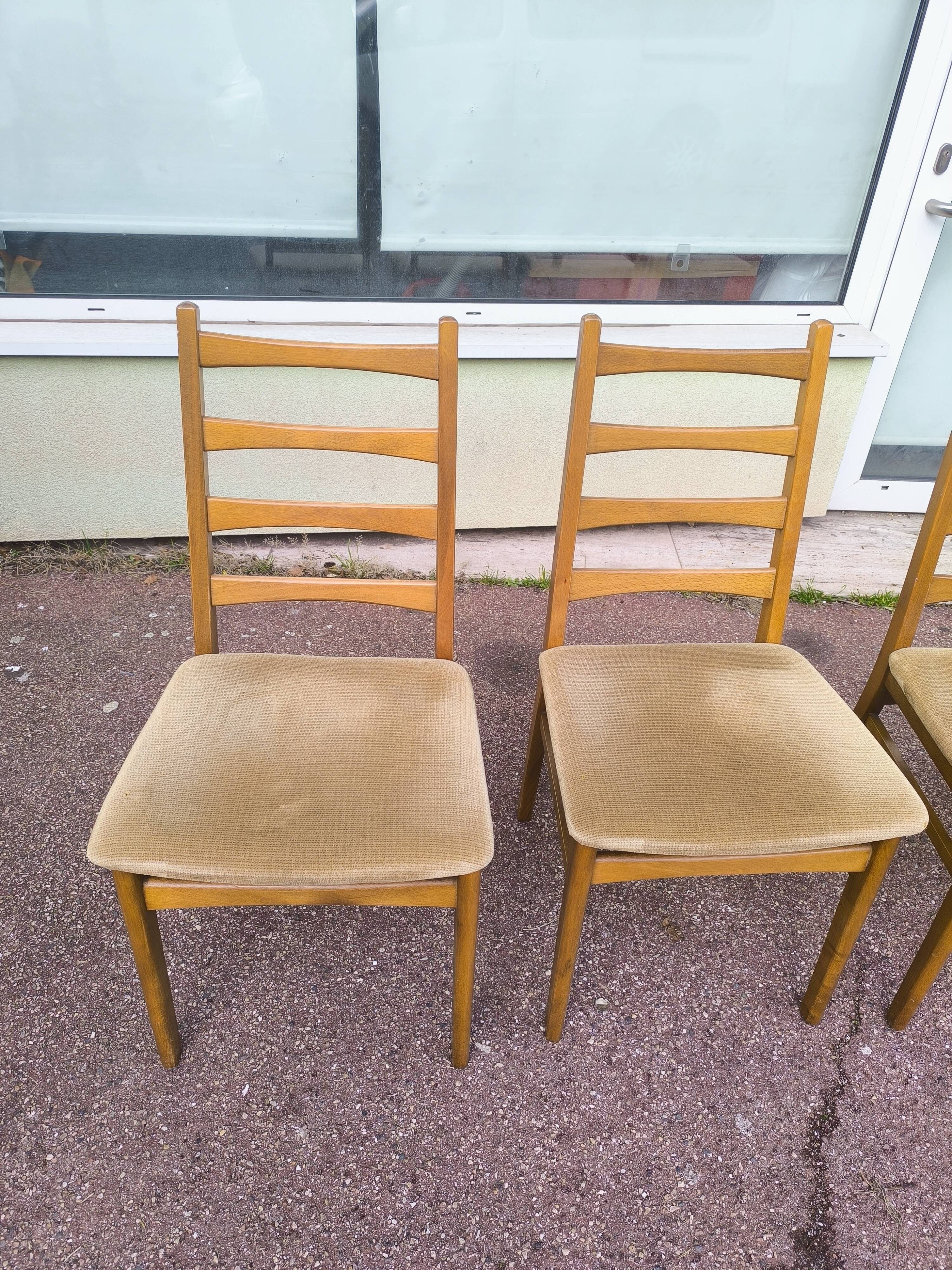 Set of 4 Scandinavian chairs in wood and fabric.