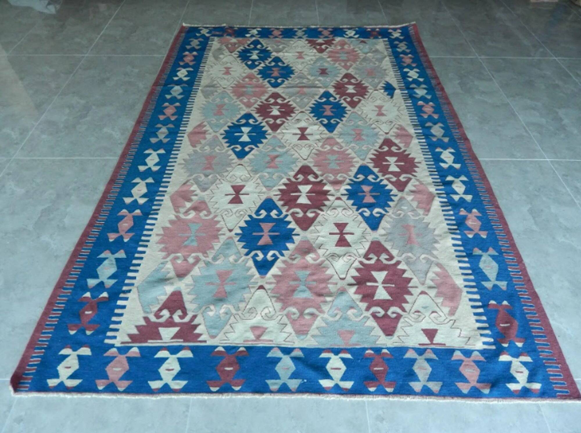 Vintage Turkish kilim, handwoven, 200x295 cm.