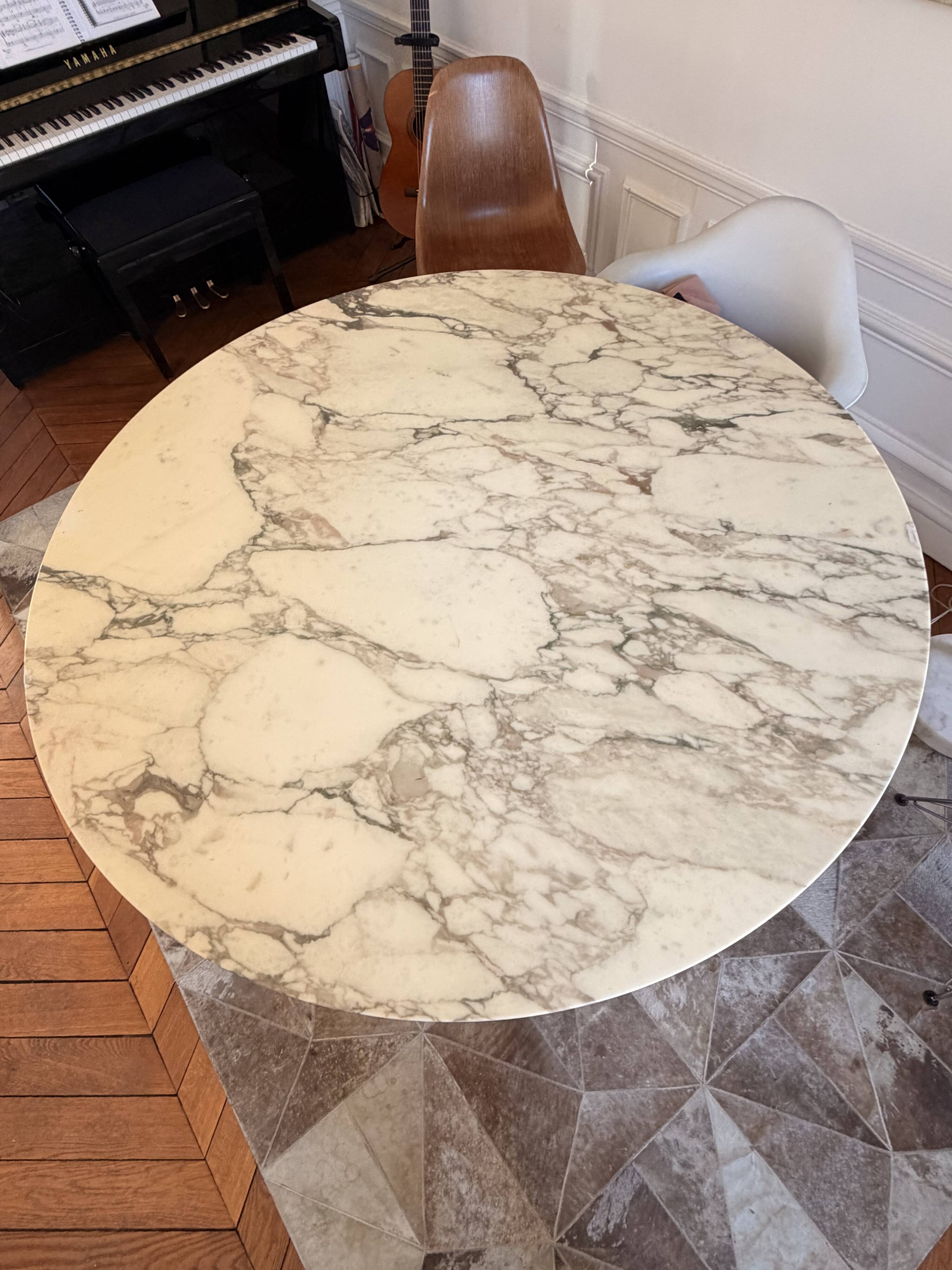 Knoll round table in marble