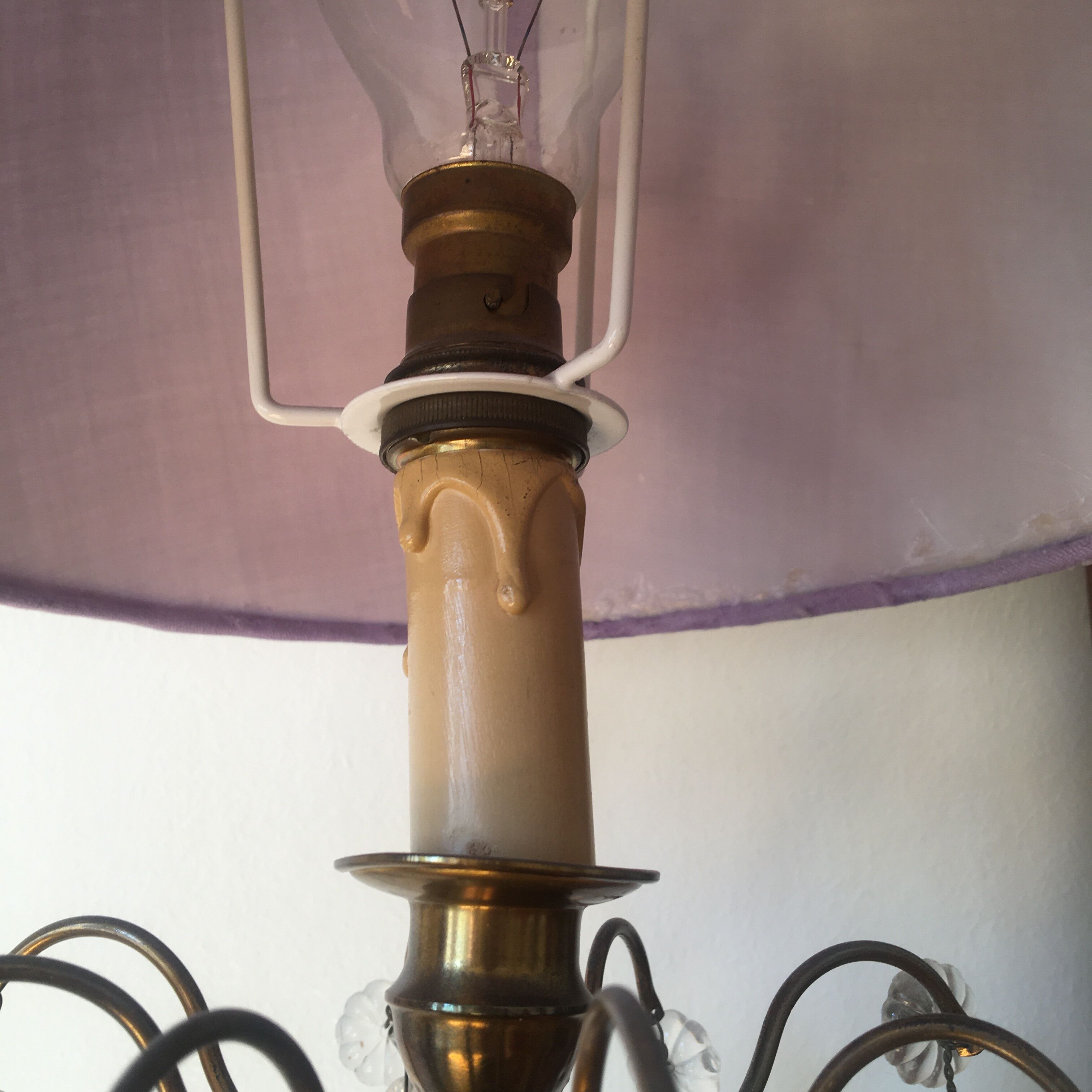 Table lamp with crystal tassels