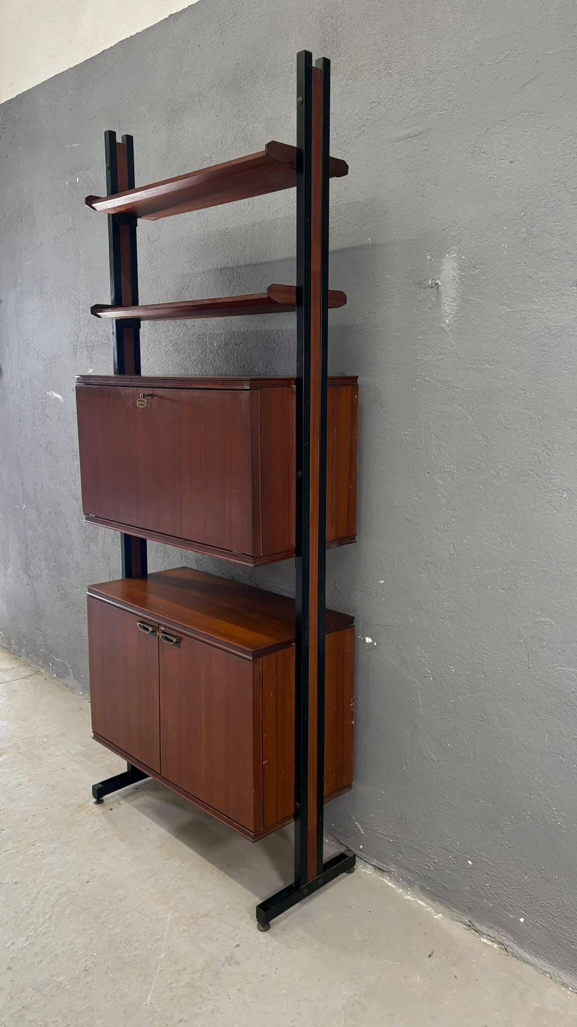 Unité murale modulaire moderne du milieu du siècle, cabinet de rangement en placage et métal noir, années 1960, Europe