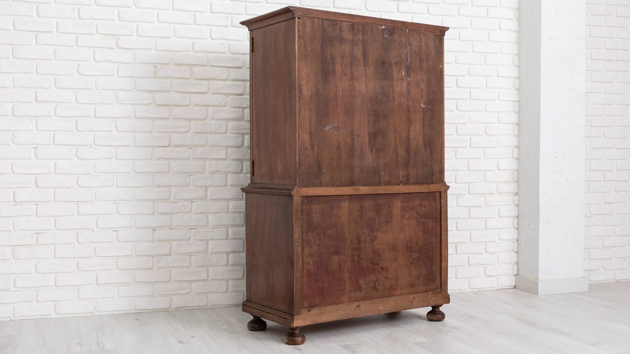 Bar cabinet by Muebles Casas