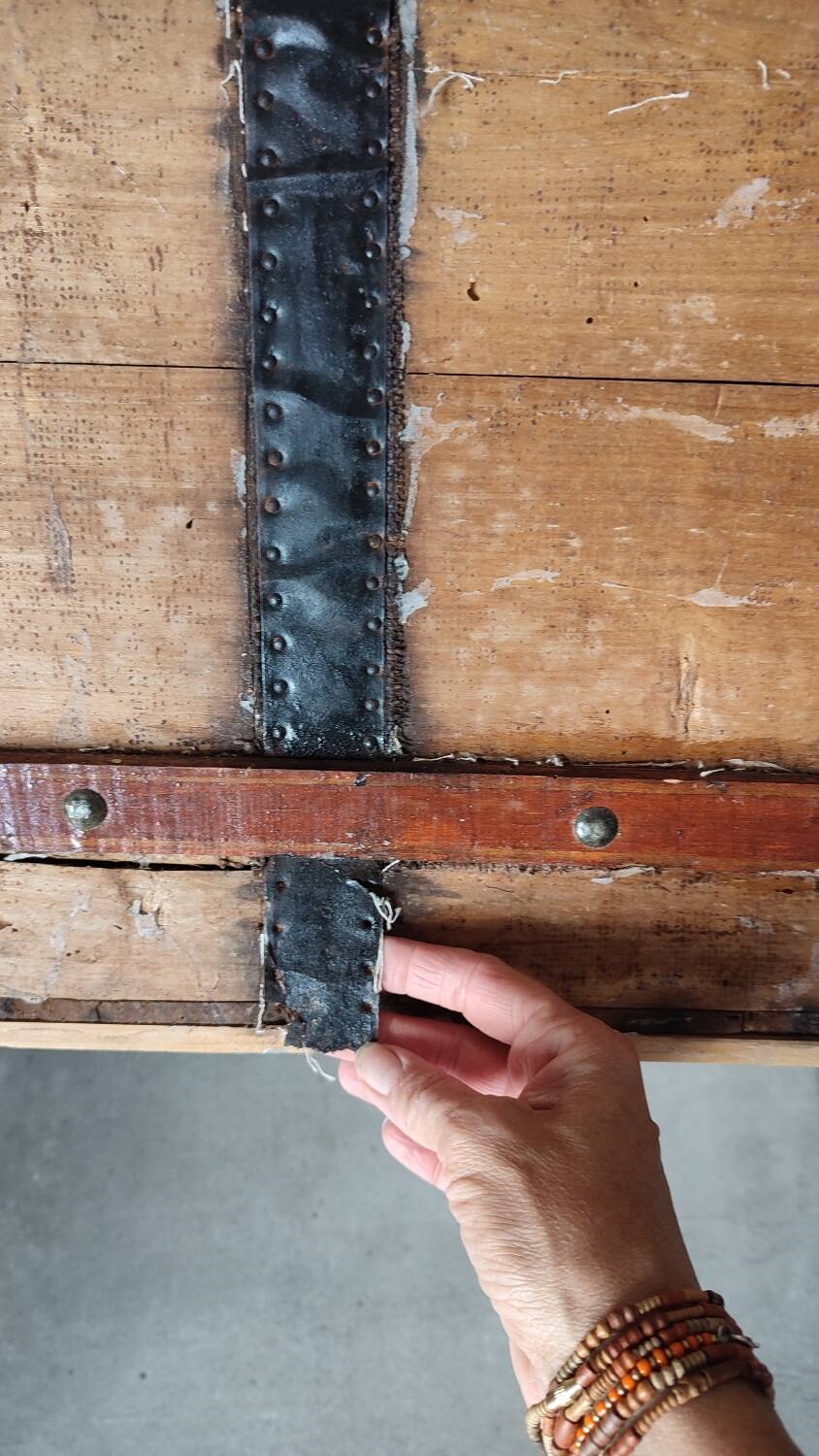 Grande malle en bois bombée