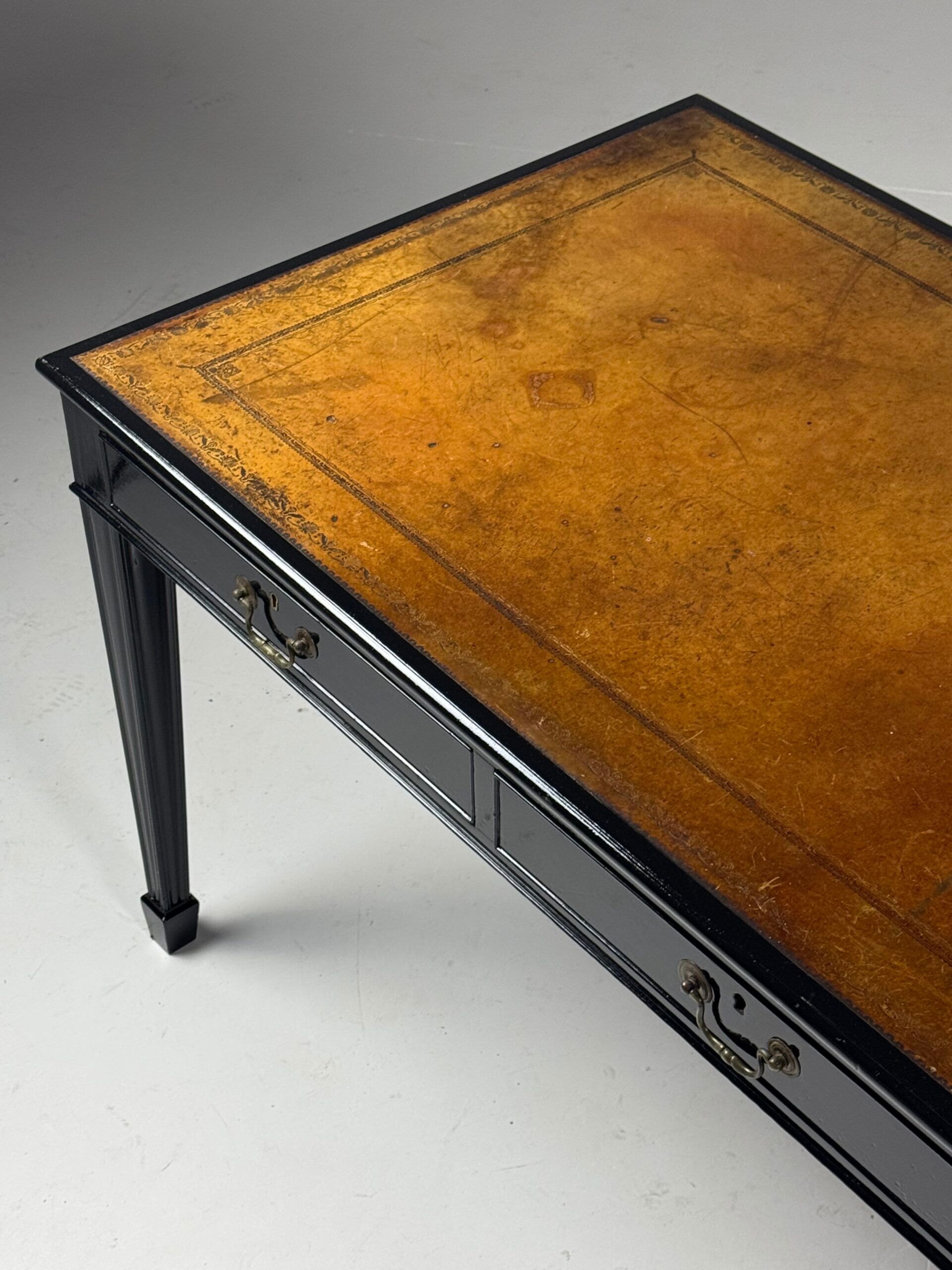 Bureau anglais du 19ème siècle noir
