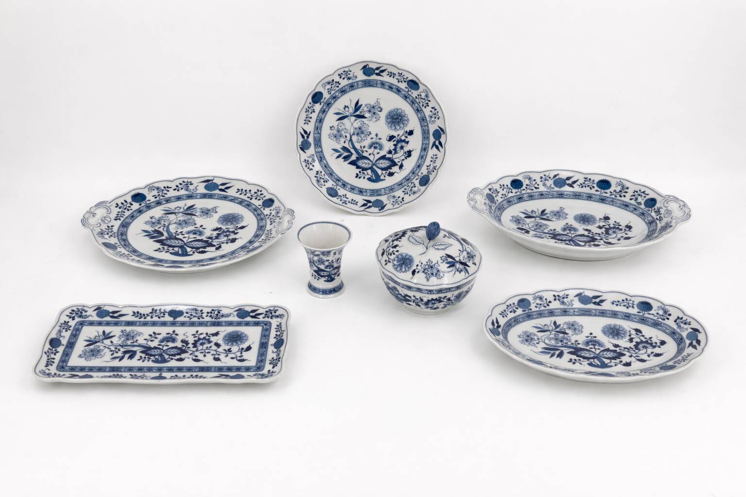Hutschenreuther Service - Blue Onion -  Set for 12 (94 pieces)
