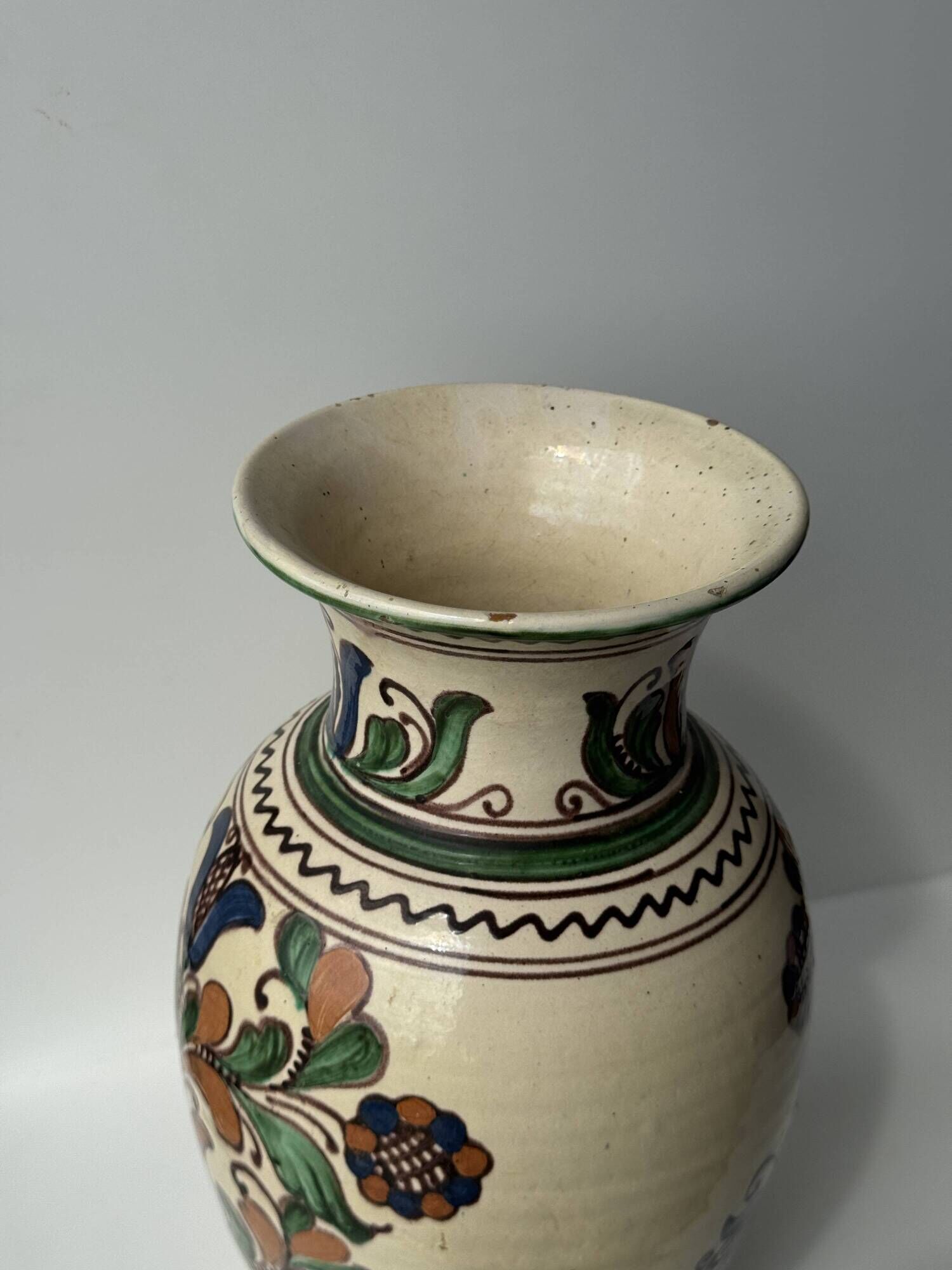 Large Provençal vase with beige background, green, blue and brown decoration of stylized plants