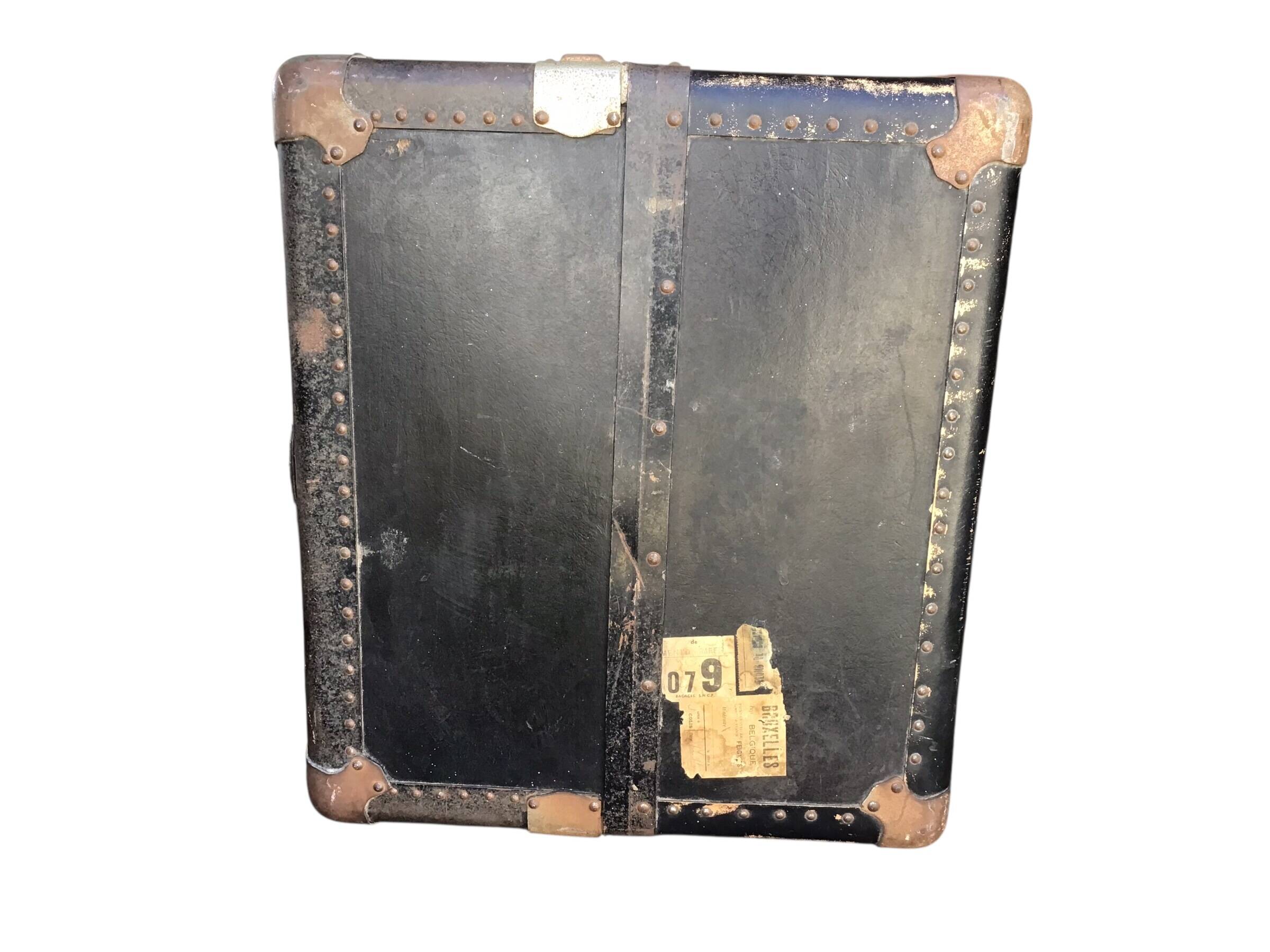 Antique vertical cabin trunk – 109 cm – parchment interior