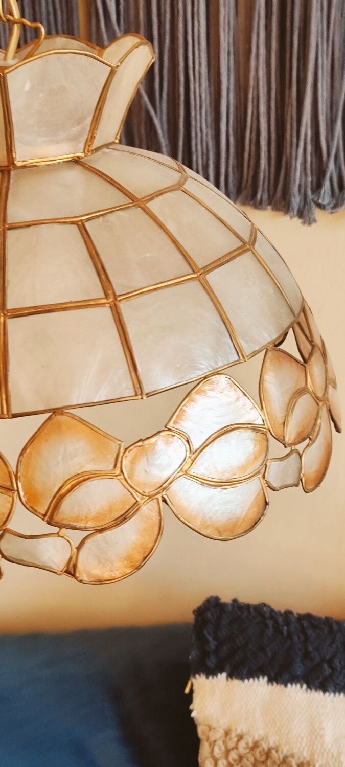 Vintage suspension in mother-of-pearl and gilded brass with orange-pink knot patterns.