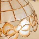 Vintage suspension in mother-of-pearl and gilded brass with orange-pink knot patterns.