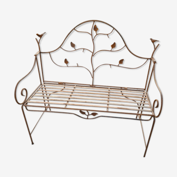 Banc de jardin en fer forgé avec des oiseaux