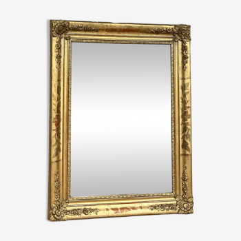 Miroir empire doré à la feuille d’or décor florale époque début 19ème, glace au mercure scintillante, 85cm/63,5cm parqueté au dos.