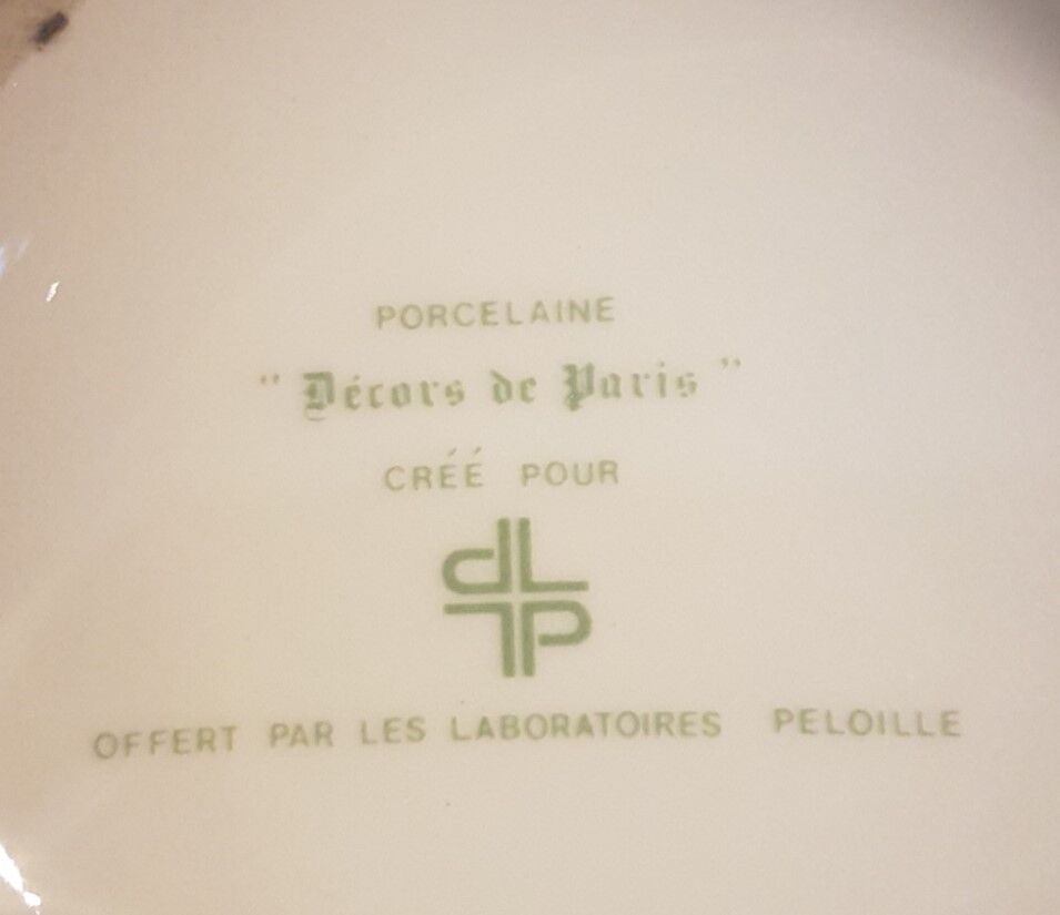 Porcelain pharmacy pot