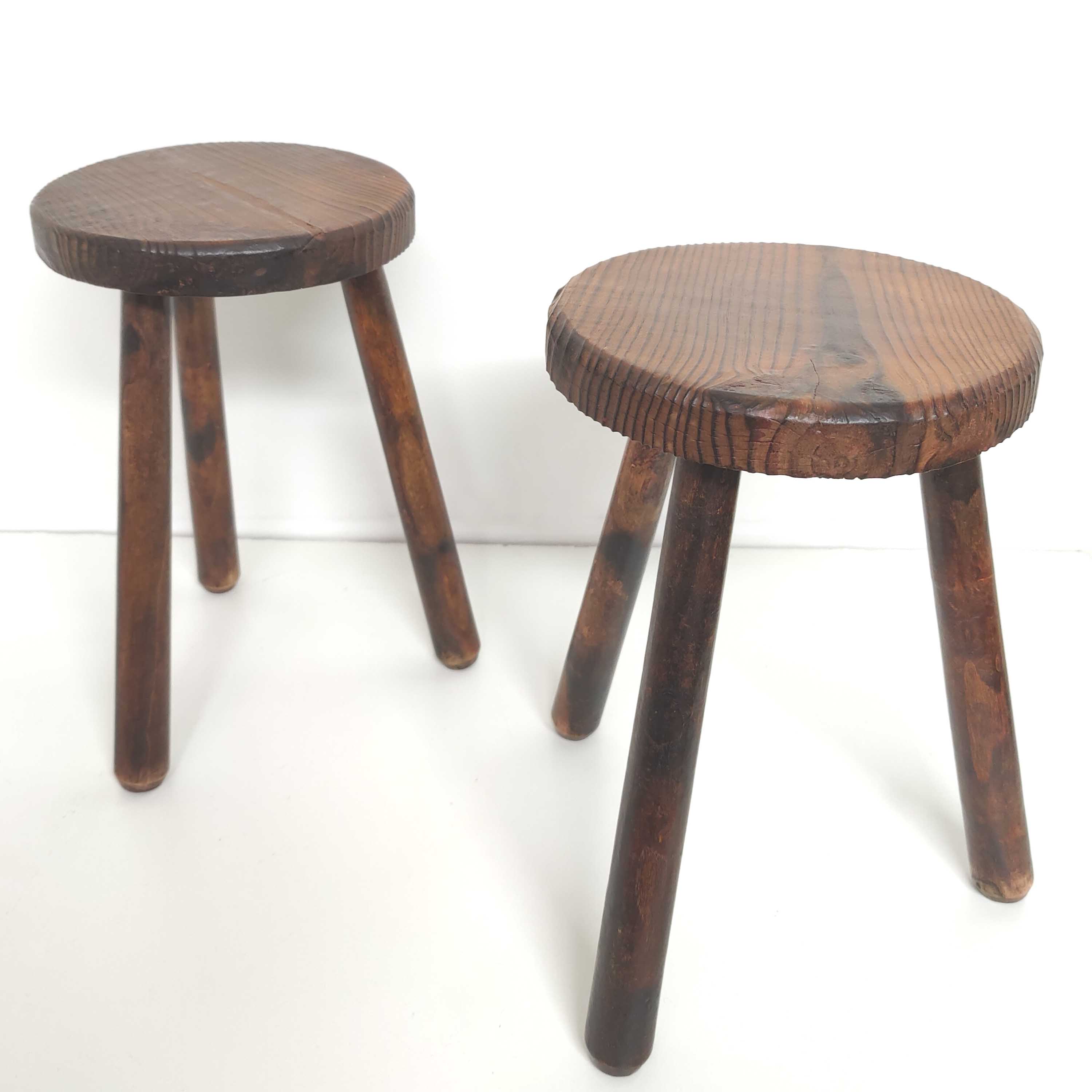 Paire de tabourets tripodes en bois vintage