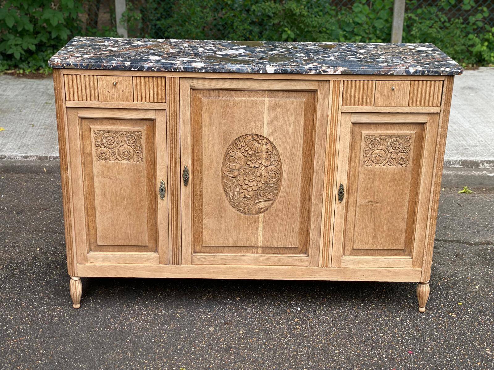 Art Deco buffet renovated in solid oak and breccia marble from the 1930s.