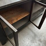 Ilot de magasin recouvert d’une pierre bleue