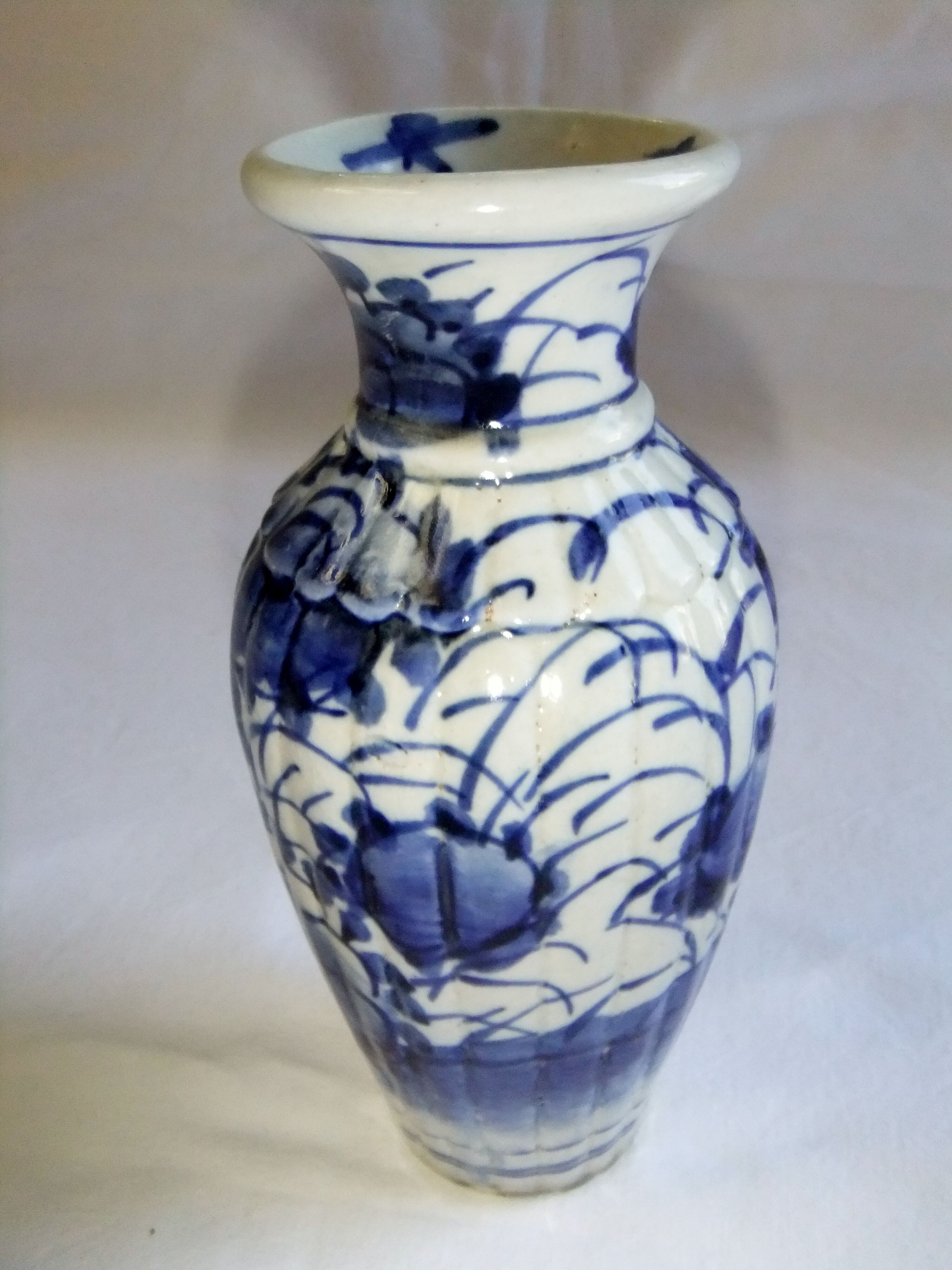Vase chinois ancien céramique décor de fleurs blanc bleu