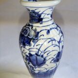 Vase chinois ancien céramique décor de fleurs blanc bleu