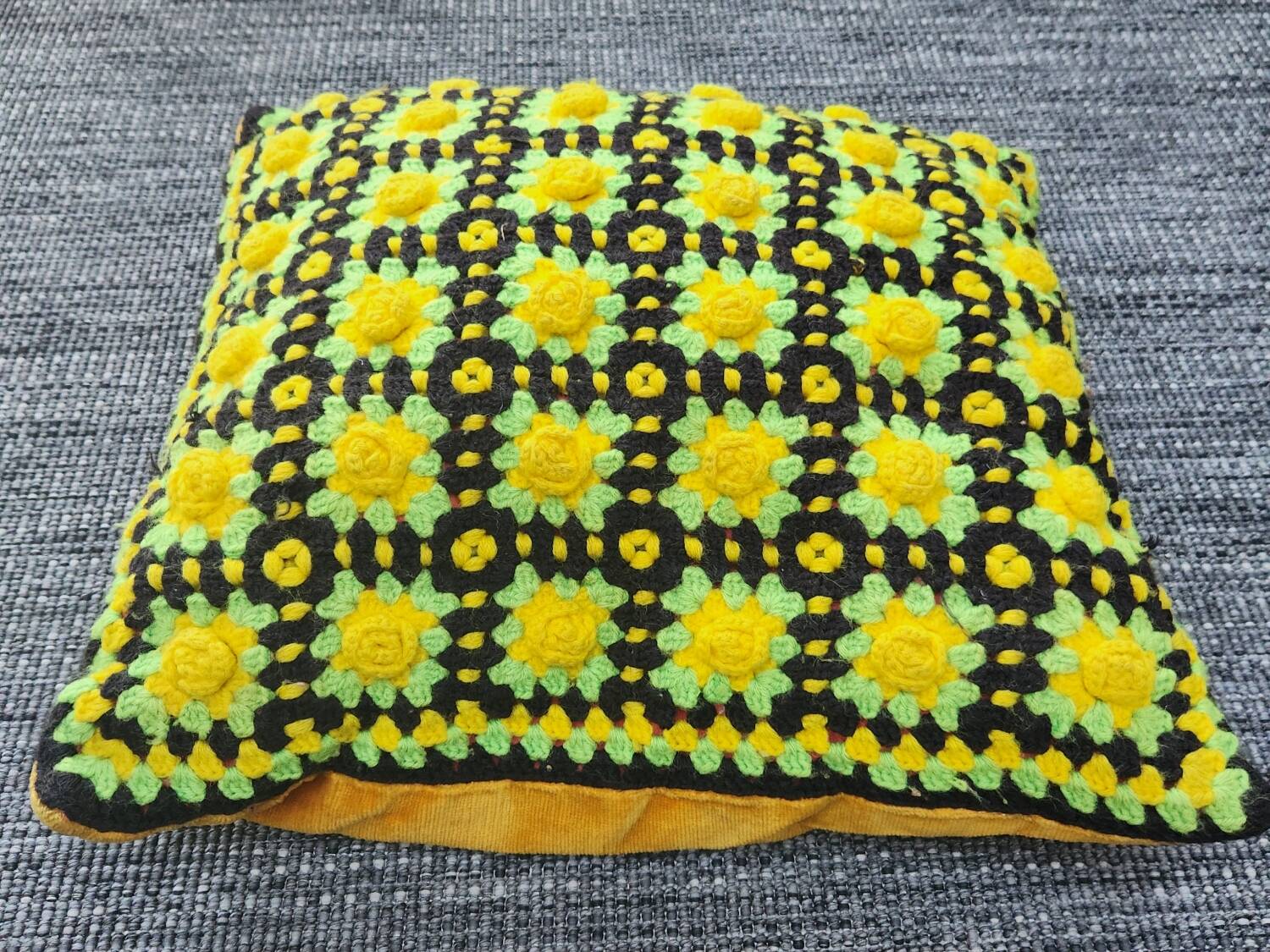 Coussin en crochet vintage