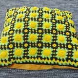 Coussin en crochet vintage