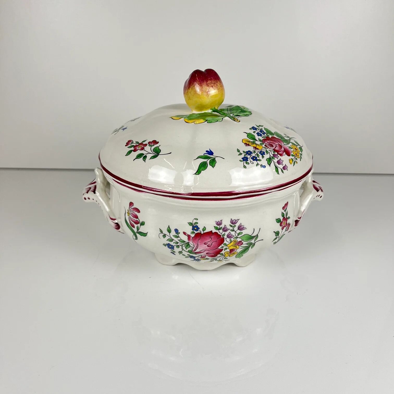 Small soup tureen KG Lunéville, model "Réverbère", rose pattern.